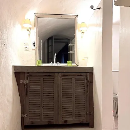 Air-conditioned Authentic With Sea View, Terraces And Swimming Pool מונטיסלו